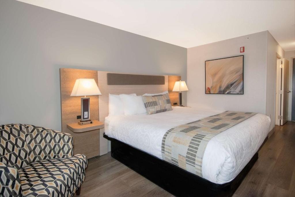 Coast Abbotsford Hotel & Suites — 1