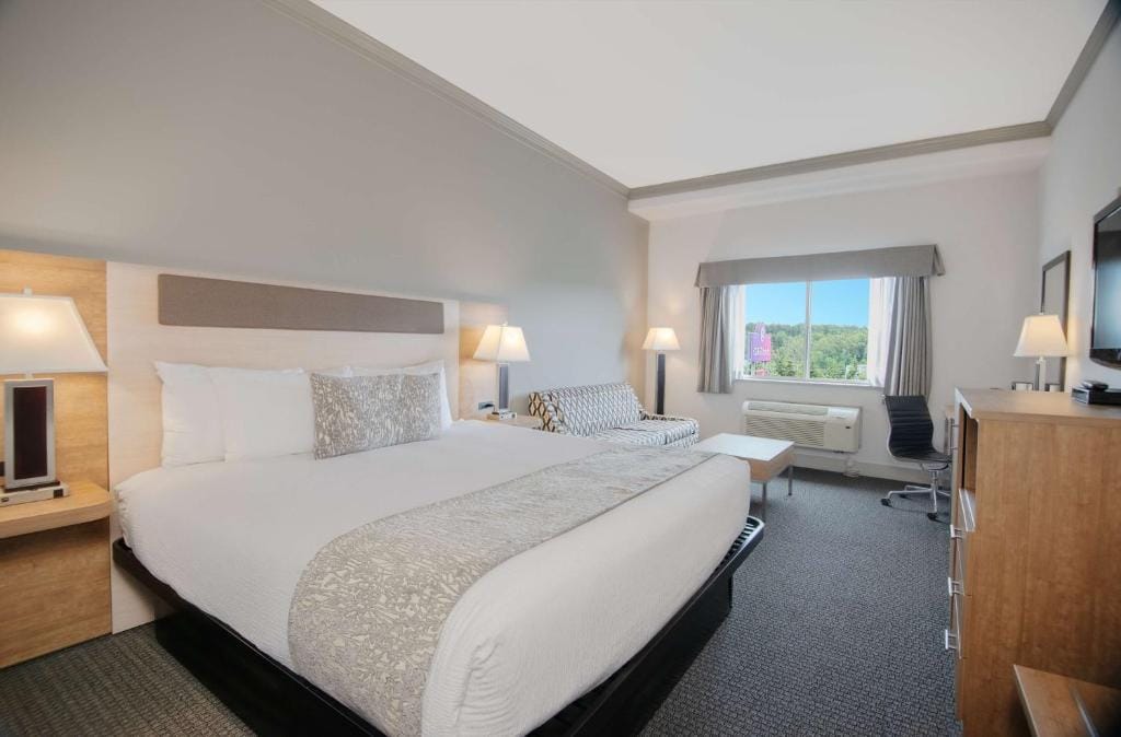 Coast Abbotsford Hotel & Suites — 2