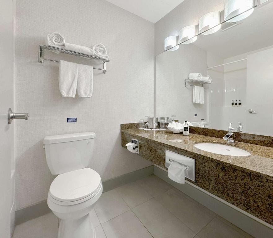 Coast Abbotsford Hotel & Suites — 3