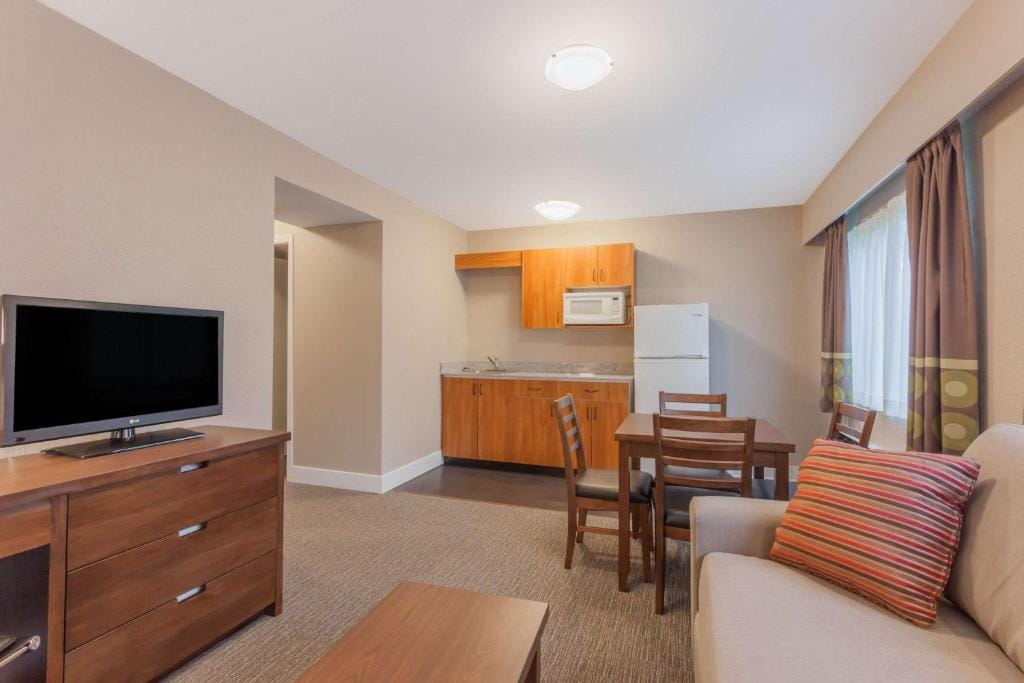 Super 8 by Wyndham Abbotsford BC — 4