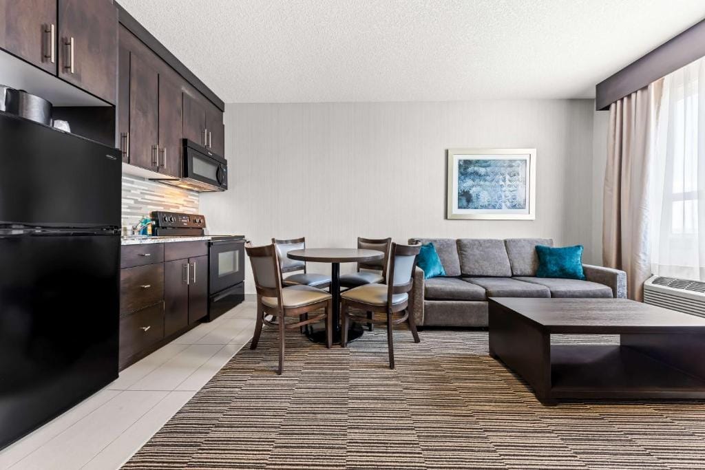Best Western Plus Airdrie Gateway — 4