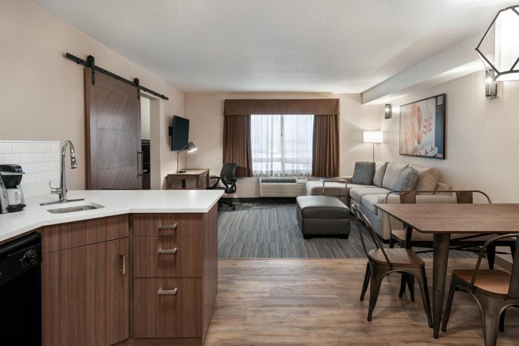 Canalta Hotel Airdrie — 5