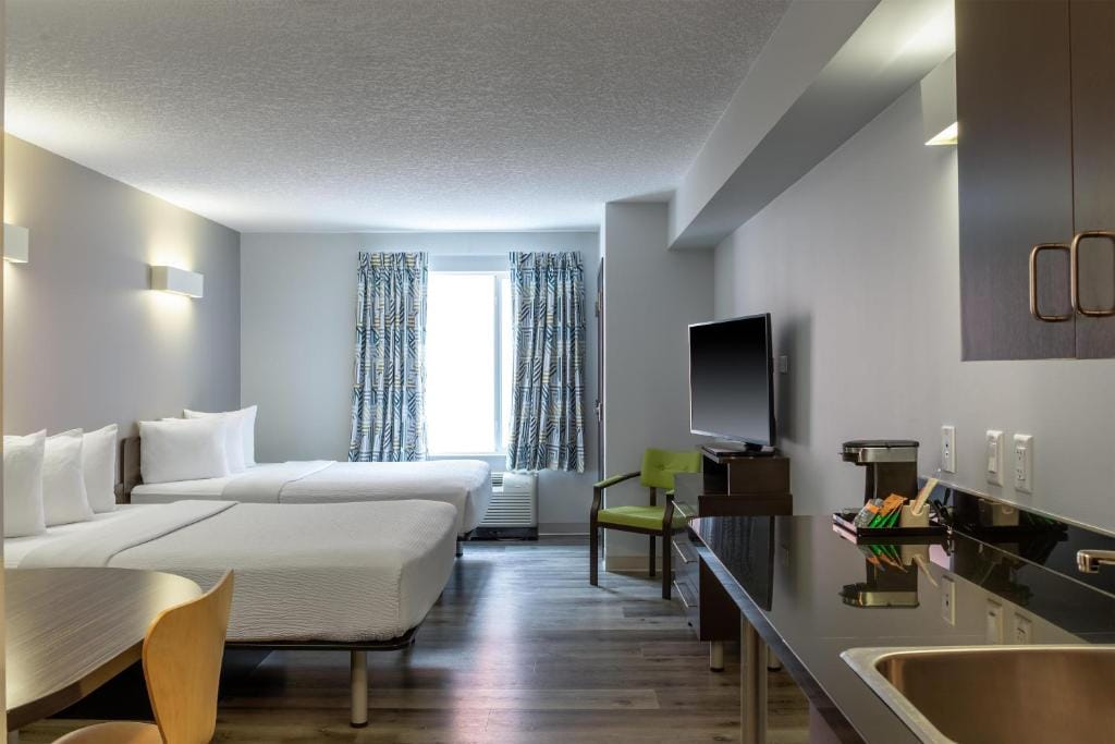 Motel 6 Airdrie — 2