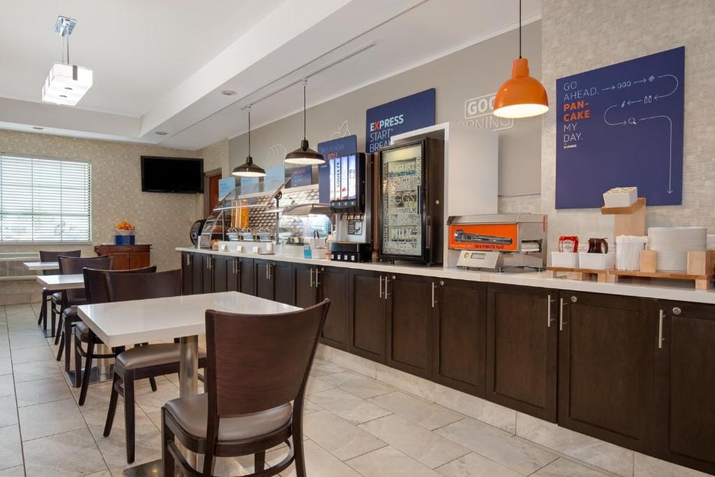 Holiday Inn Express Hotel & Suites Barrie by IHG — 4