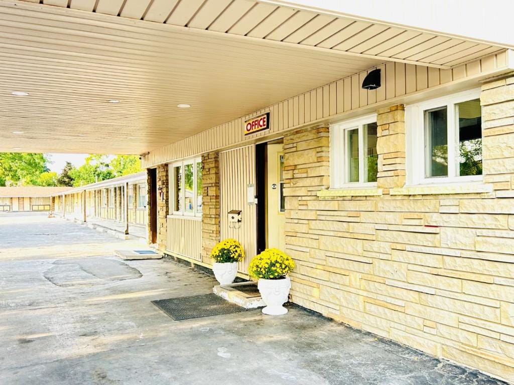 Brant Inn — 2