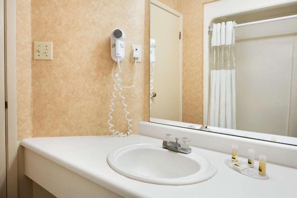 Days Inn by Wyndham Brantford — 3