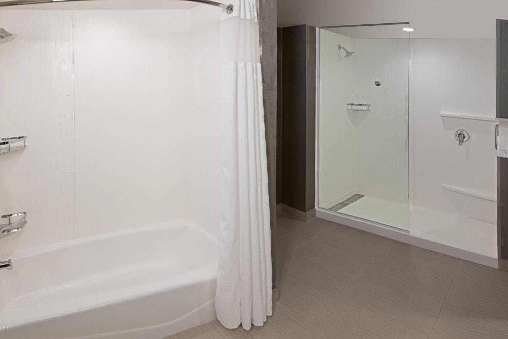 Courtyard by Marriott Burlington-Oakville — 3