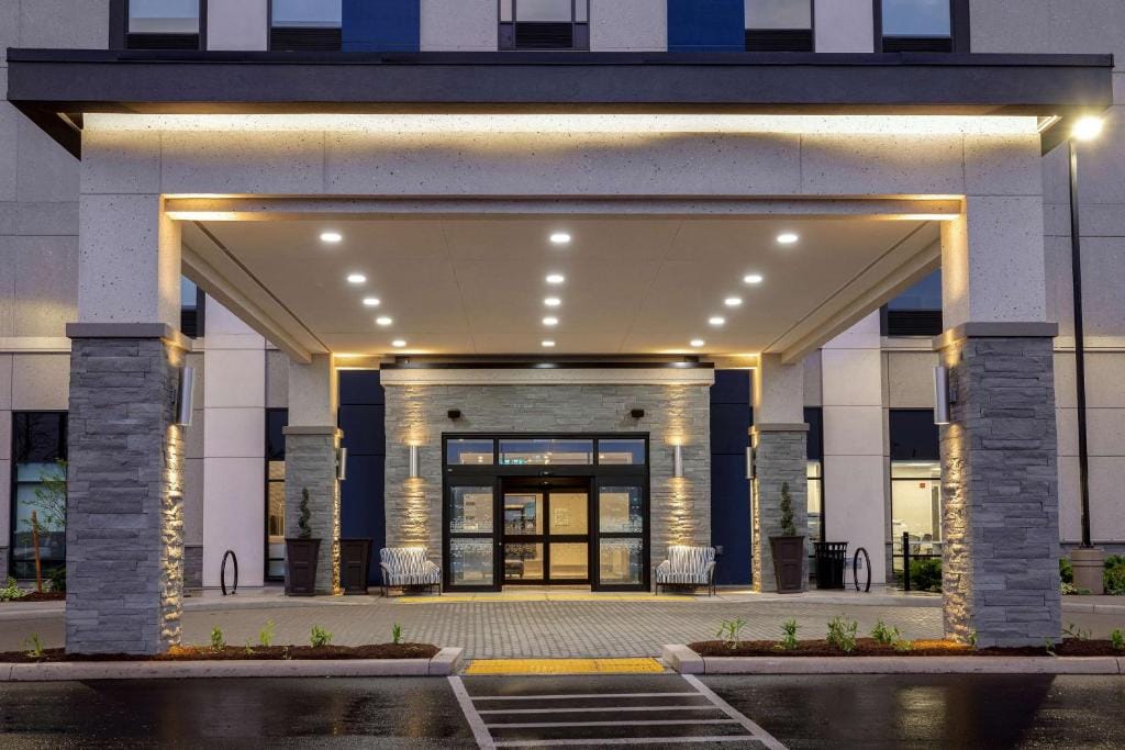 Hampton Inn & Suites Burlington, Ontario, Canada — 1