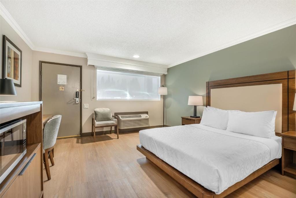 Best Western PLUS Burnaby Hotel — 1
