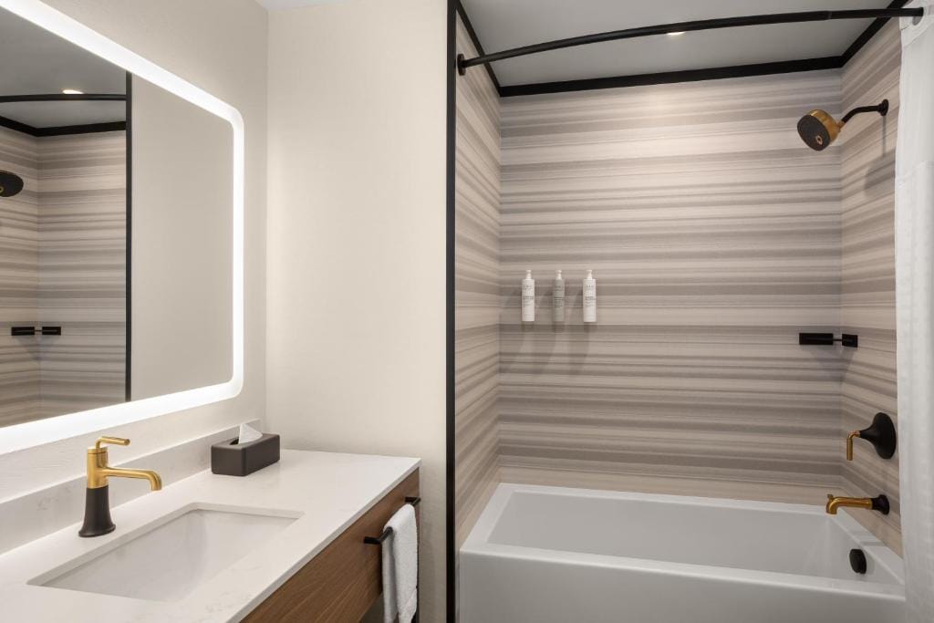 Hampton Inn By Hilton Calgary Downtown — 3