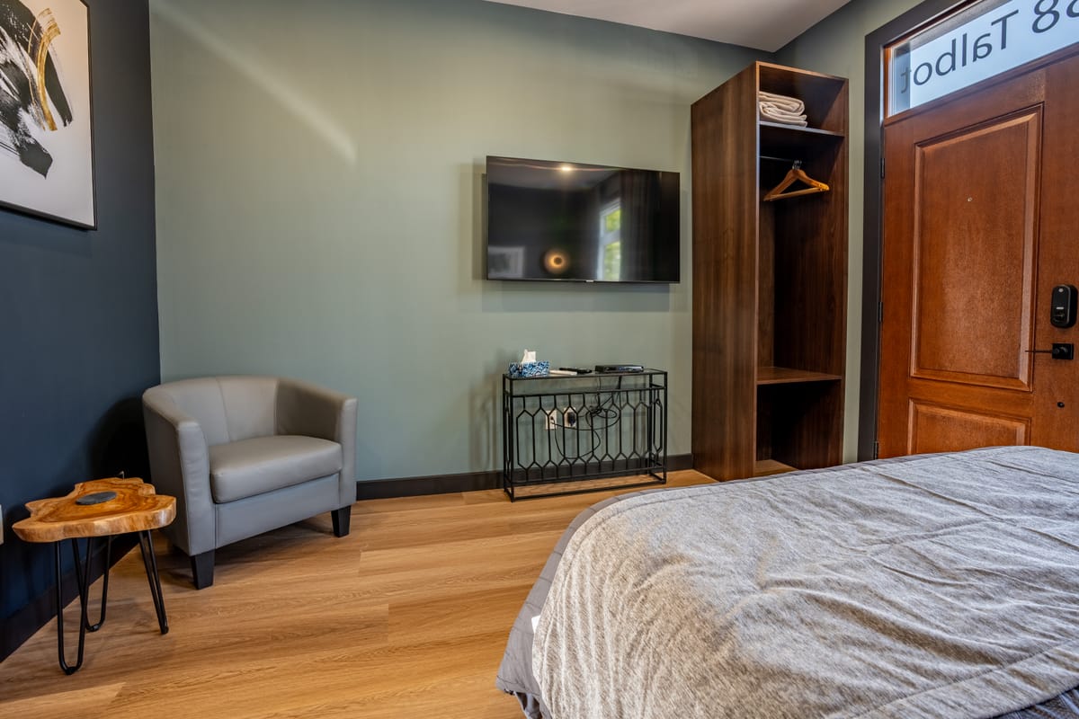 Lux Hotel — 4