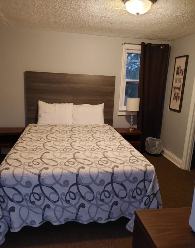 Silver Motel — 3