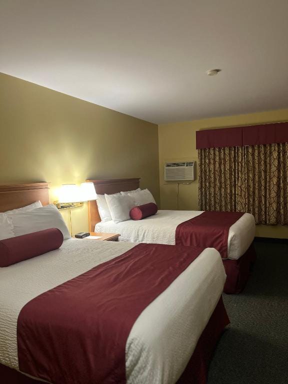 Shallow Bay Motel & Cabins Conference Centre — 2