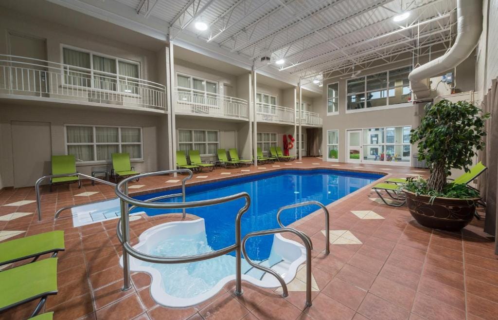 Hotel & Suites Le Dauphin Drummondville — 4