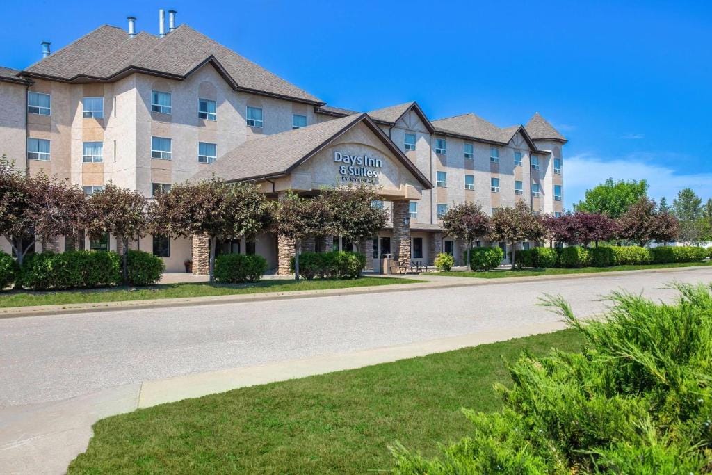 Days Inn & Suites by Wyndham West Edmonton — 1