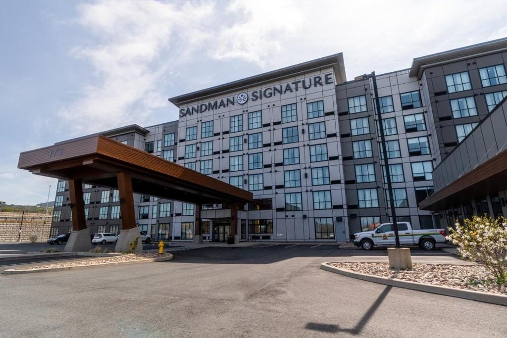 Sandman Signature Dartmouth Hotel & Suites — 1