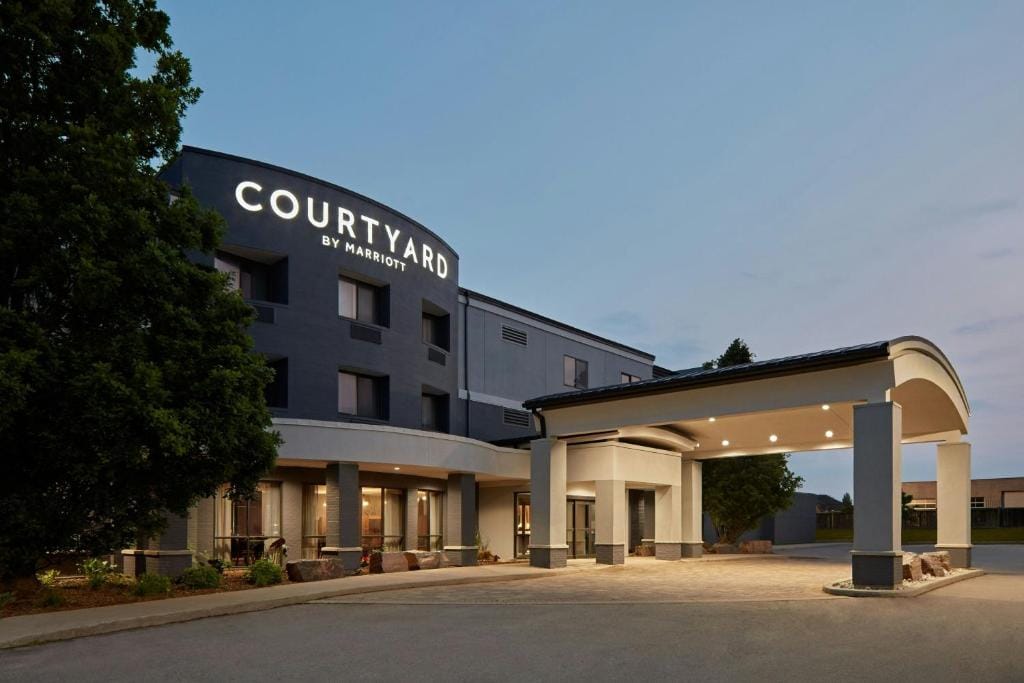 Courtyard by Marriott Hamilton — 1