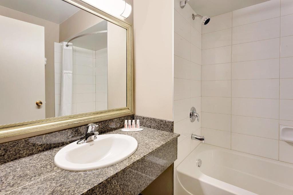 Ramada by Wyndham Kamloops — 3