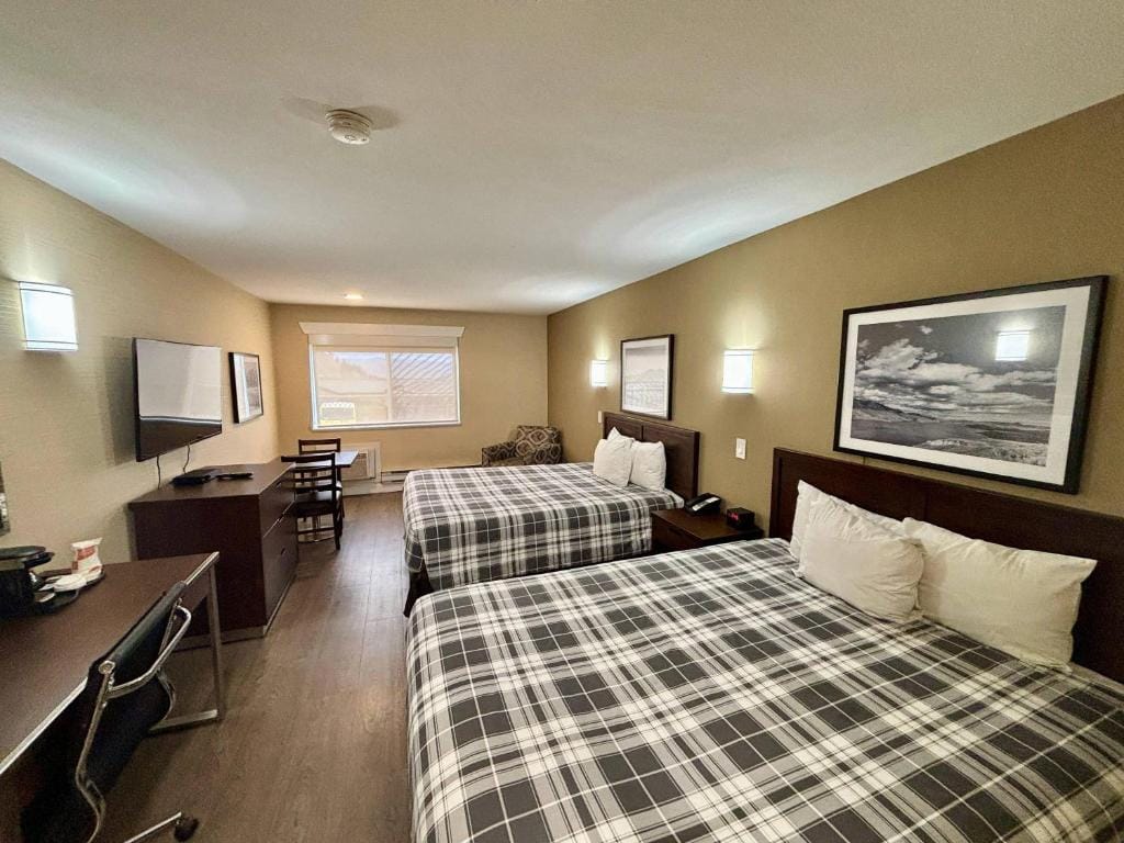 Rodeway Inn & Suites — 3