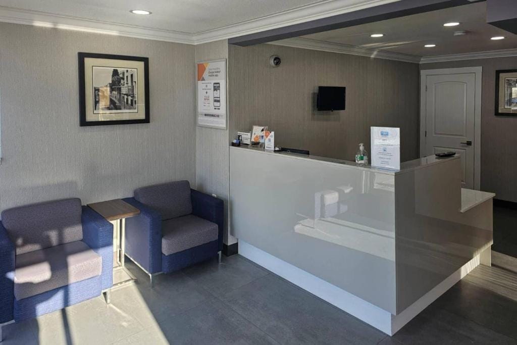 Rodeway Inn & Suites — 4