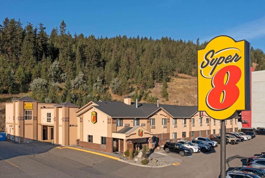 Super 8 by Wyndham Kamloops On The Hill — 3