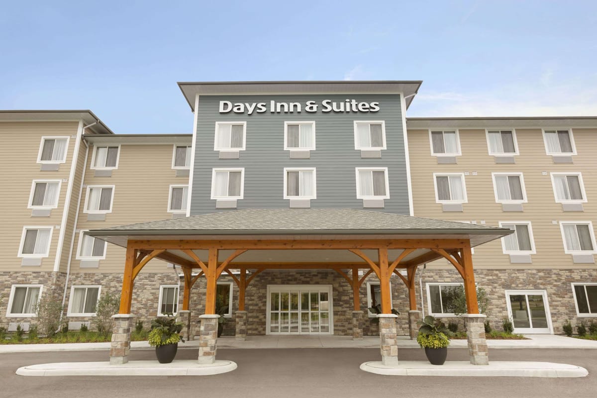Days Inn & Suites by Wyndham Lindsay — 2