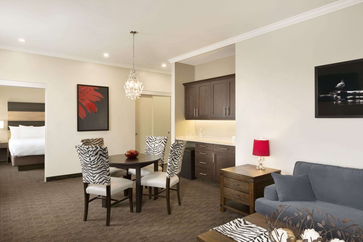 Days Inn & Suites by Wyndham Lindsay — 3