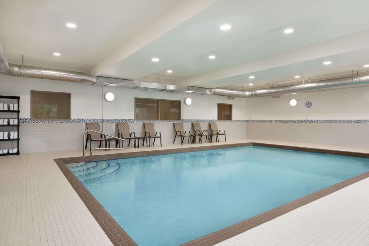 Days Inn & Suites by Wyndham Lindsay — 4