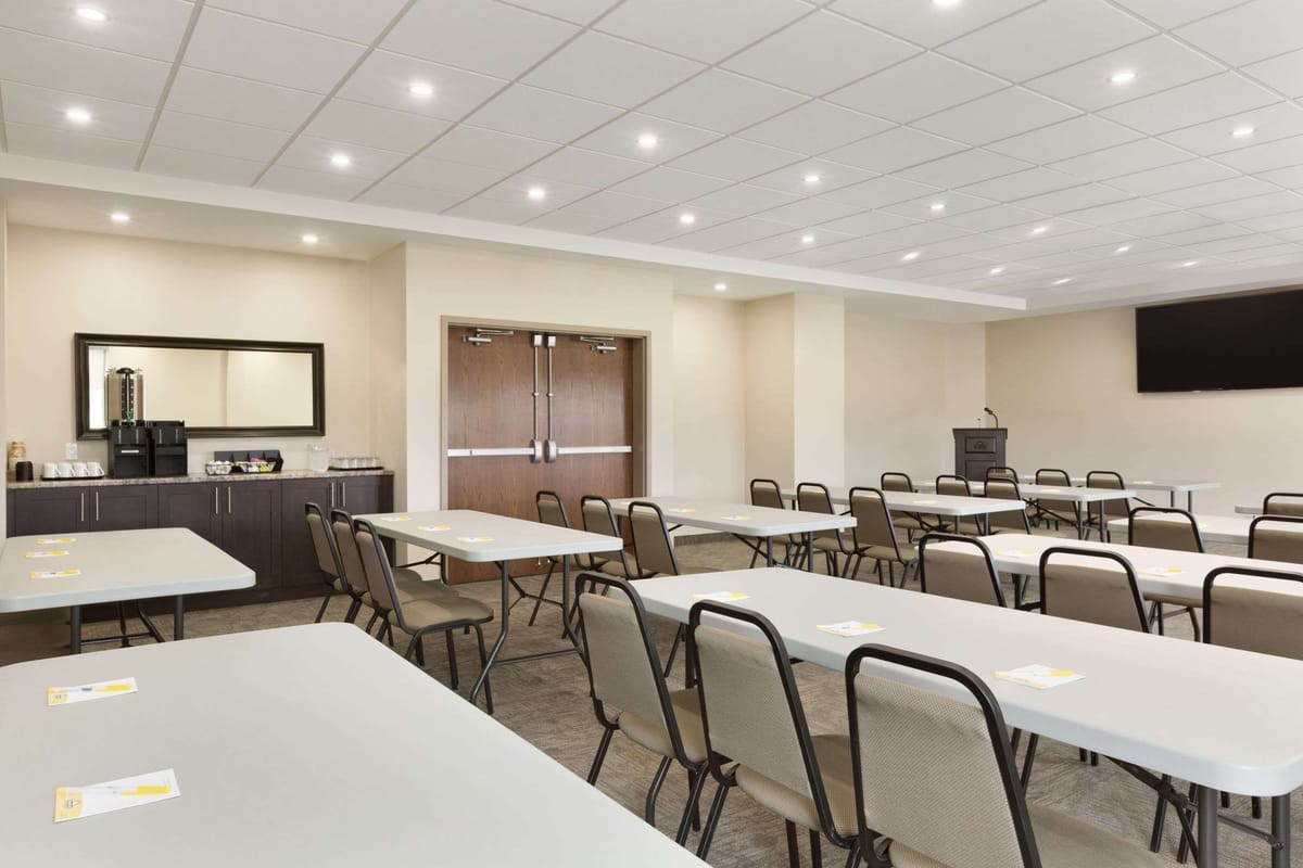 Days Inn & Suites by Wyndham Lindsay — 5