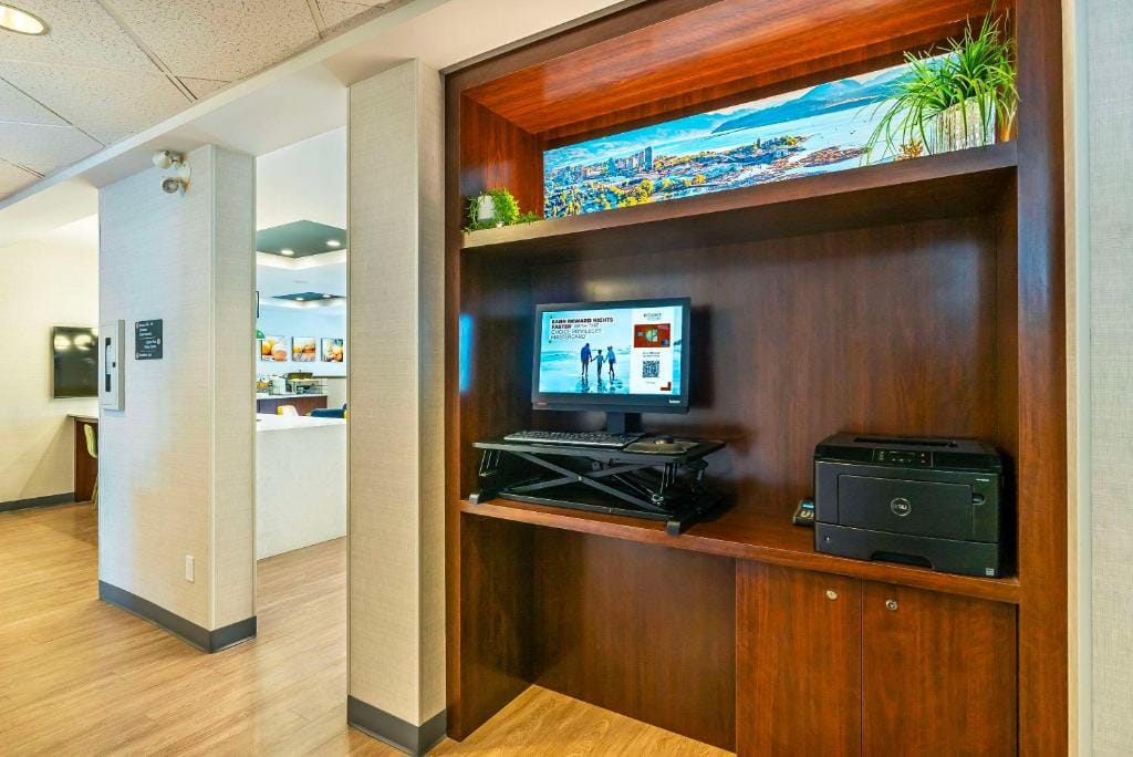 Comfort Suites Kelowna — 4