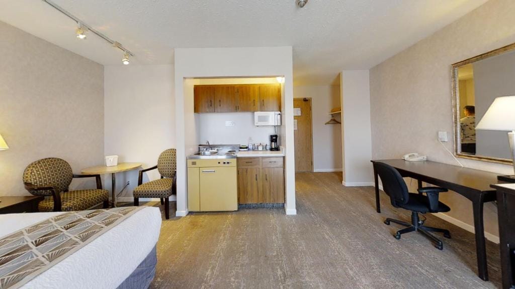 Dilworth Inn Kelowna — 3
