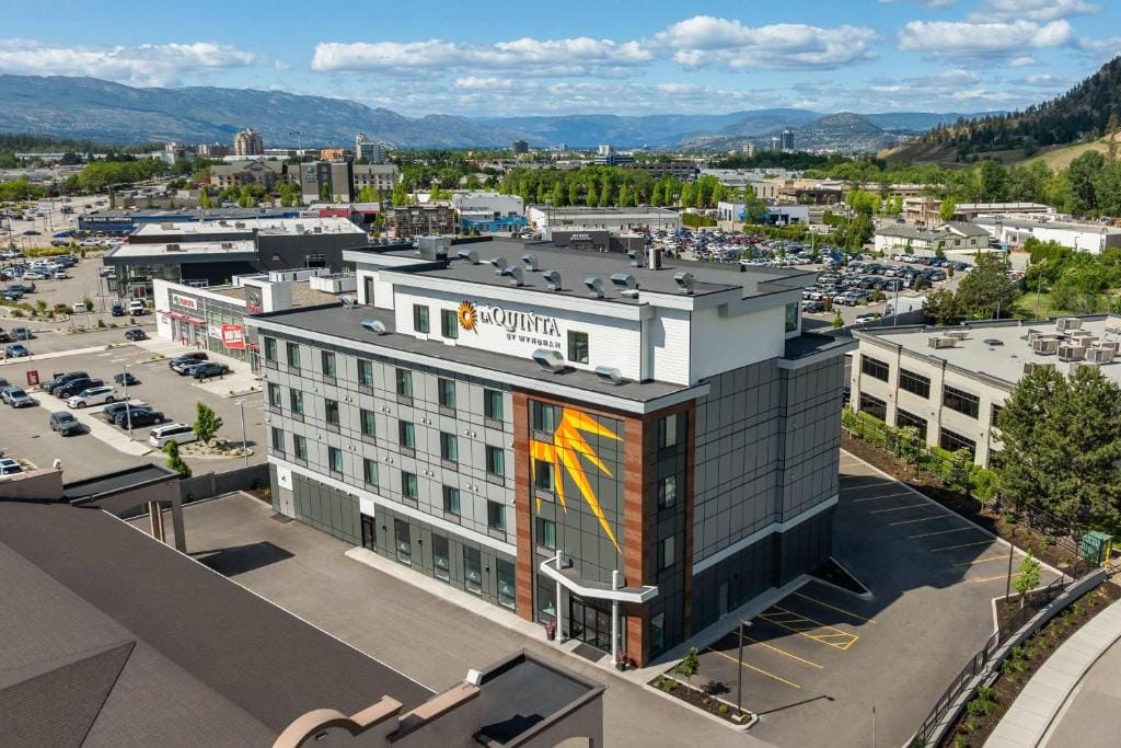 La Quinta Inn & Suites by Wyndham Kelowna BC — 1