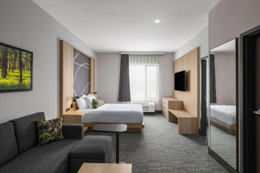 La Quinta Inn & Suites by Wyndham Kelowna BC — 2