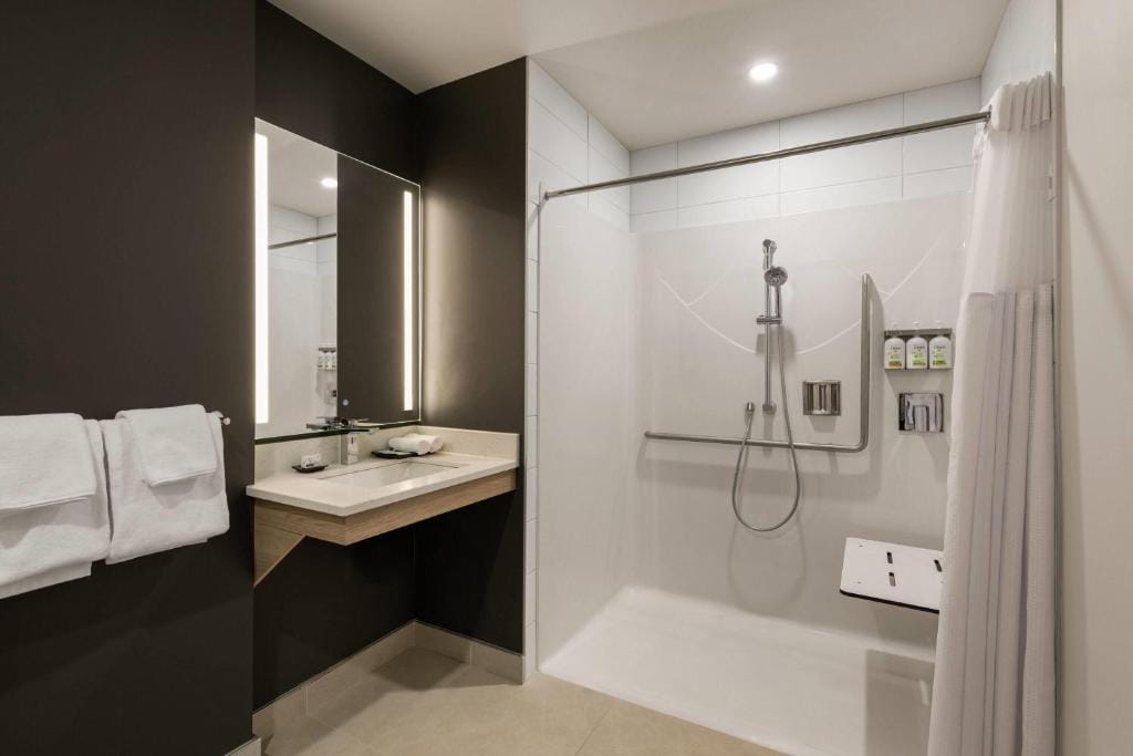 La Quinta Inn & Suites by Wyndham Kelowna BC — 3