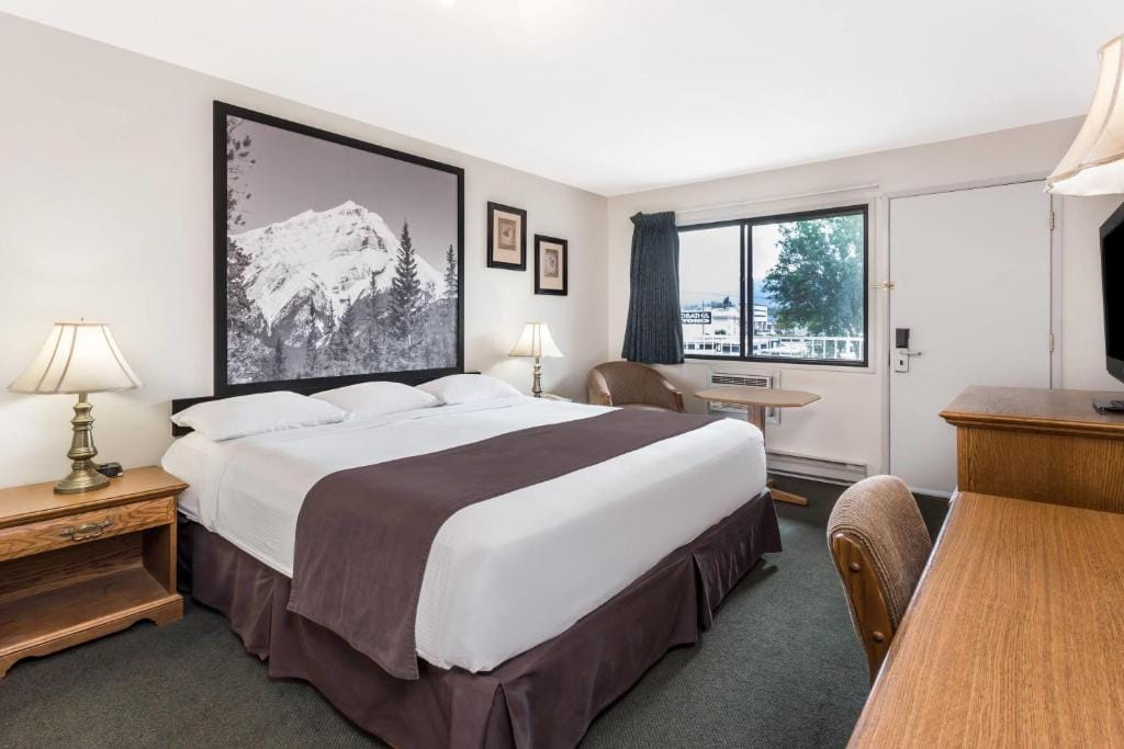 Super 8 by Wyndham Kelowna BC — 2