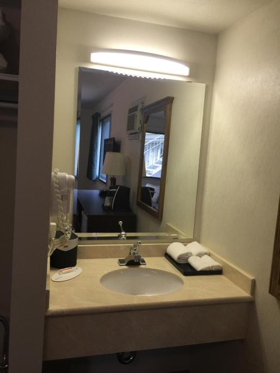 Super 8 by Wyndham Kelowna BC — 3