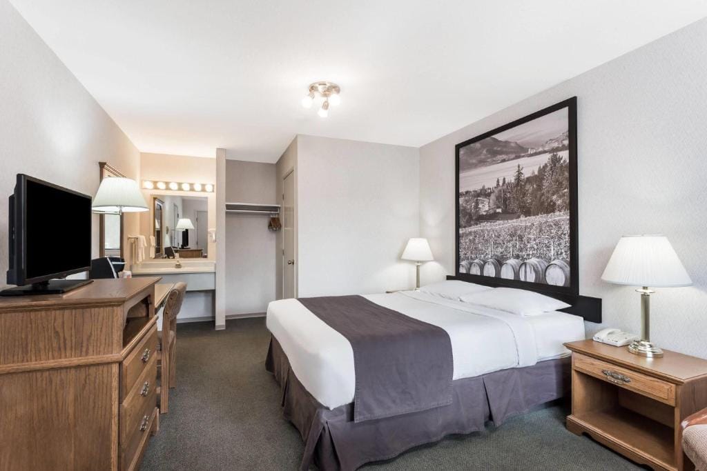 Super 8 by Wyndham Kelowna BC — 5