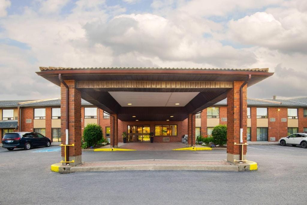 Comfort Inn Kingston - Highway 401 — 3