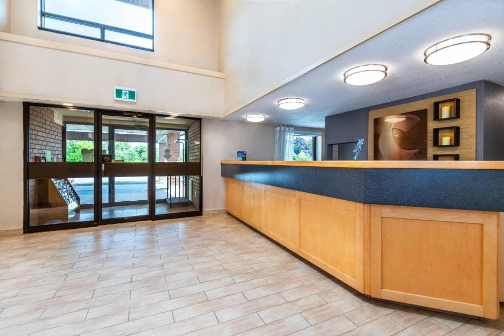 Comfort Inn Kingston - Highway 401 — 4