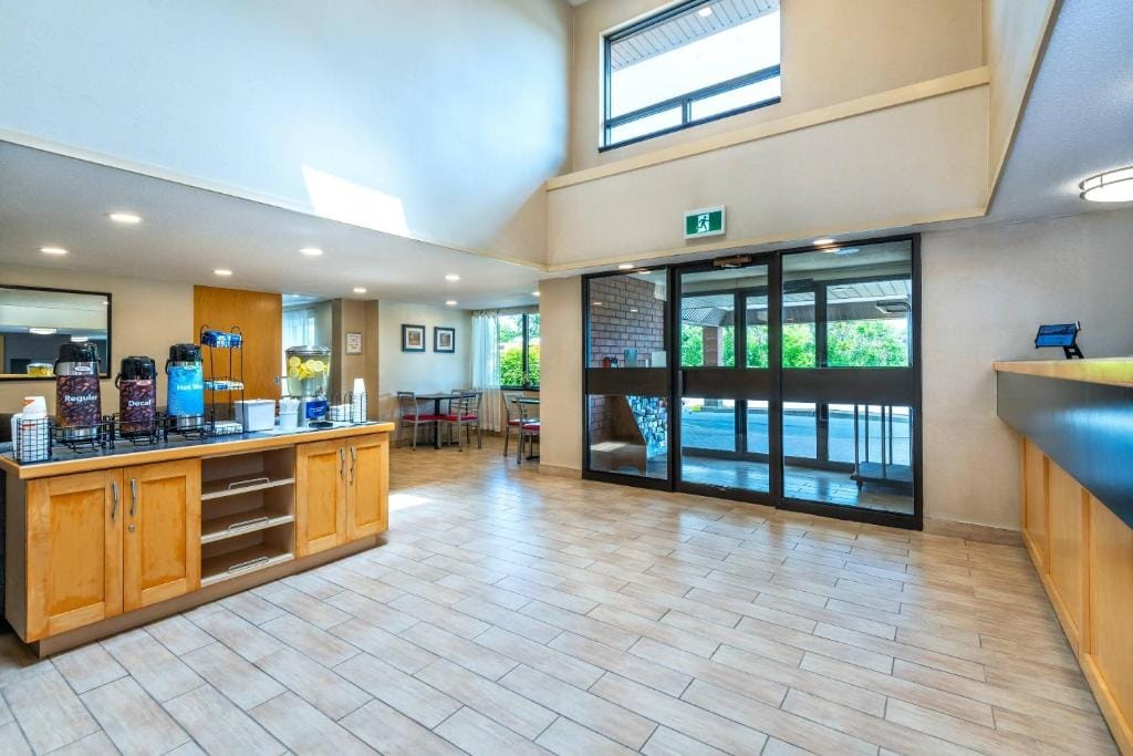 Comfort Inn Kingston - Highway 401 — 5