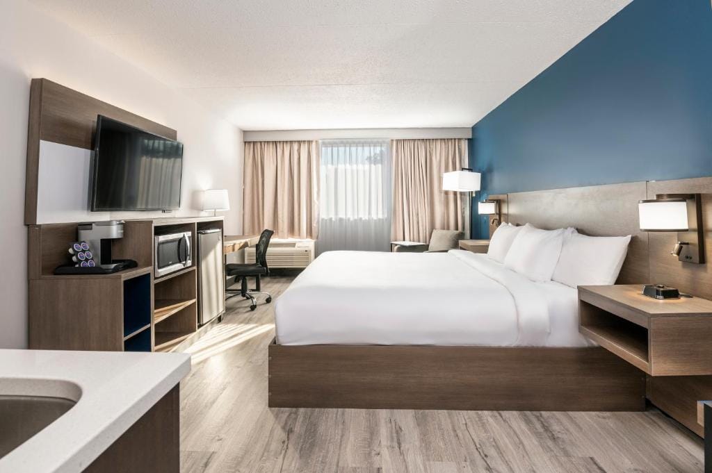 Comfort Suites Kingston Central — 2