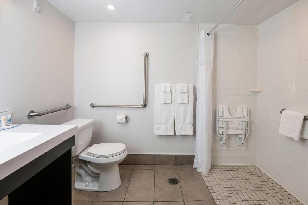 Comfort Suites Kingston Central — 3
