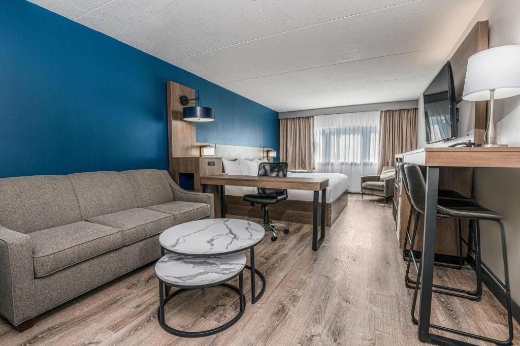 Comfort Suites Kingston Central — 5