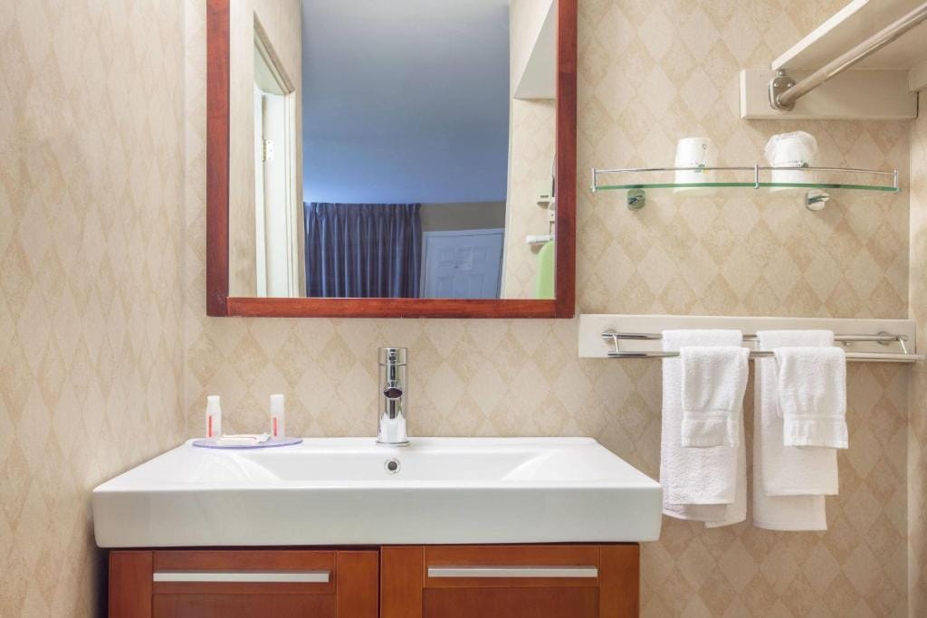 Howard Johnson Inn by Wyndham Kingston — 3