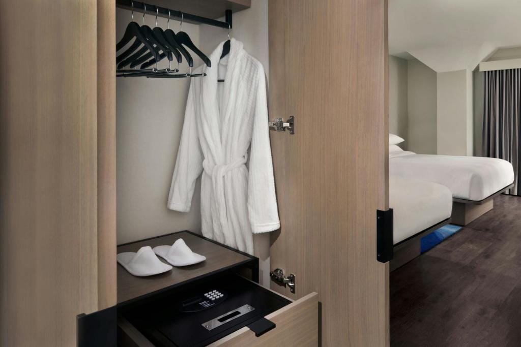 Kingston Marriott Hotel — 3