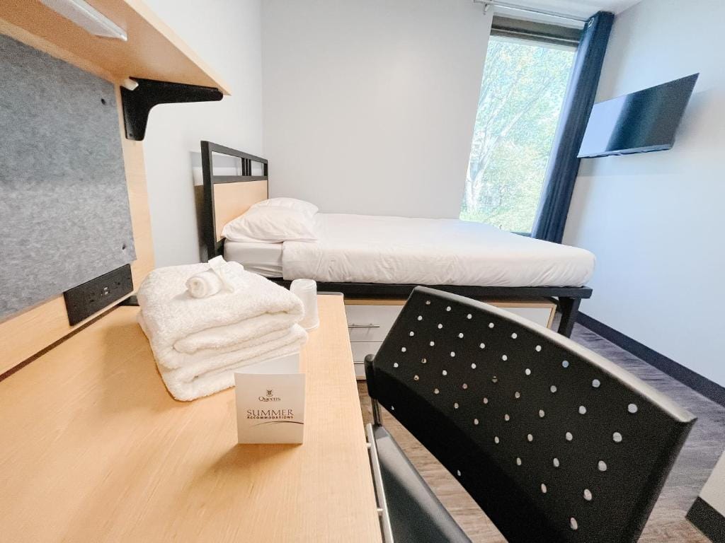 Queen's University Residence — 3