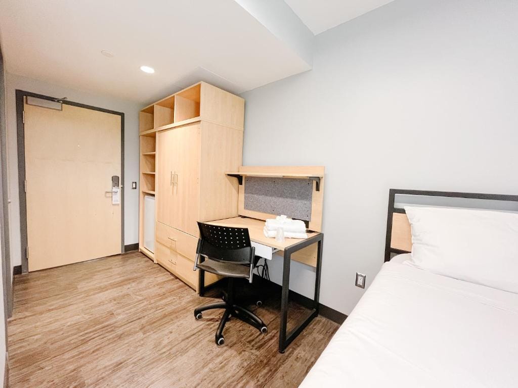 Queen's University Residence — 4