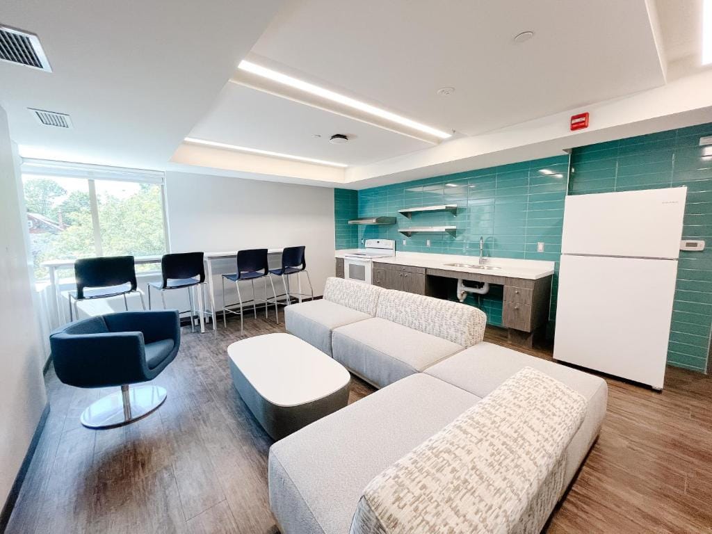 Queen's University Residence — 5