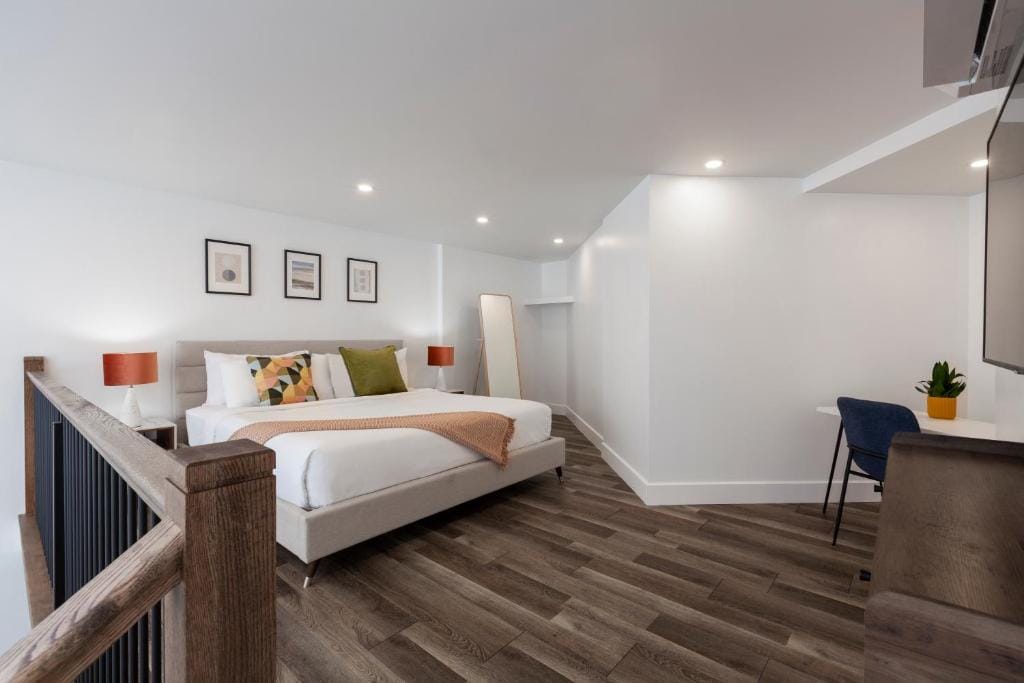 Strata Hotel — 2