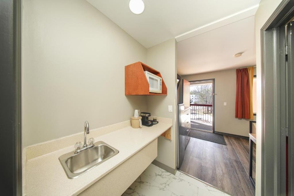 Super 8 by Wyndham Kingston — 3